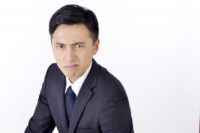 睨みを利かす